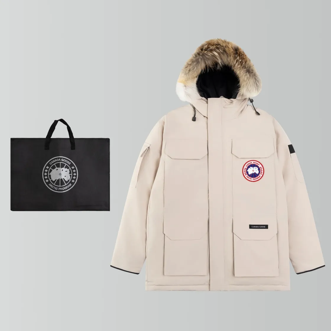 P820 (Top wolf fur version delivery handbag) Canada Goose Canada Goose #Expedition expedition parka classic down jacket ➖ Imported 21-count polyester-cotton blended original fabric [last year’s 16-count/18-count hard fabrics have been completely eliminated, this year all use 21-count genuine synchronous fabrics, the soft mid-band feels delicate and textured], genuine synchronous Feather-Light 10D waterproof coated fabric, made of 84.5% polyester fiber and 15.5% cotton, 100% the best feel in the entire network! ➖ The genuine official website uses the national standard 80 white duck down, and will never be misled by false claims such as 90 down or goose down! ➖ Using the best nylon lining with double double-layer sealing design, velvet-proof No. 7 needle + grid-filled down ready-made garments, there is 100% no so-called velvet running! ➖ The cuffs are designed with thickened seamless threads, and the collar and pockets are lined with top-quality polar fleece to keep you warm and comfortable! ➖ Yoshida YKK provides original custom-made electroplated sliders. YKK two-way lockable zippers are tight and smooth and will not peel off paint! ➖ 3M composite guarantees that the Velcro is the same as the original, durable, and all accessories and hardware are custom-made! ➖ The imported Behringer embroidery machine customizes the 10,000-needle embroidery logo, and 98% of the replicas restore the original logo. ➖ ​​The fur collars are all made of large pieces of Western Canadian blue wolf leather, ensuring that each fur collar is 13-15cm wide!